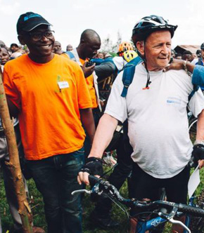 Représentation de l'article, un cycliste et un congolais pris de près