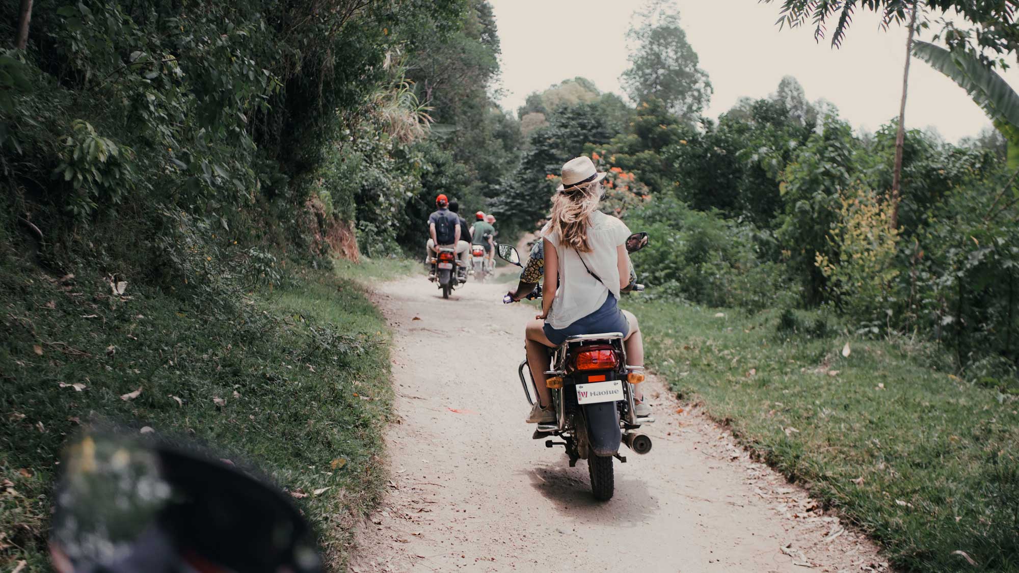 Groupe de jeunes en ballade à moto sur les routes du Masisi