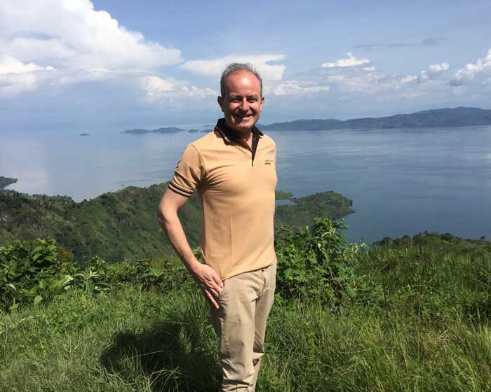 Baudouin Peeters avec le lac Kivu en arrière plan