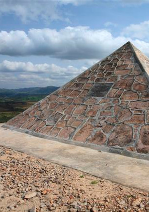 Pyramide de pierre indiquant la source du Nil