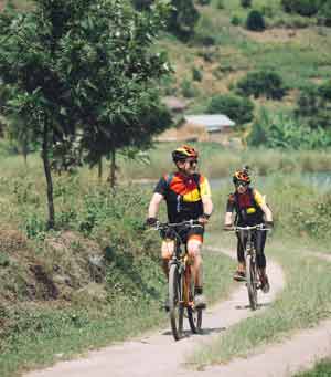 Représentation de l'article, deux cyclistes sur les pistes congolaises